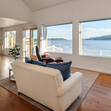 Anacortes: For Sale – Beach Front